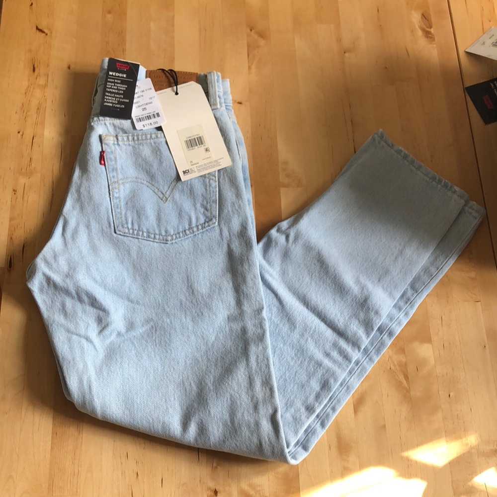 LEVI’S wedgie size 25 BRAND NEW!